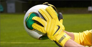 Nike-GK-Glove-Yellow-Play-Test-Img3