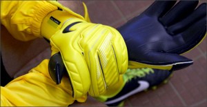 Nike-GK-Glove-Yellow-Play-Test-Img5